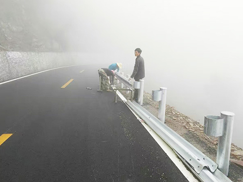 高速波形护栏安装